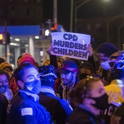Chicagowska policja i protestujący ścierają się ze sobą po wcześniejszym starciu w pobliżu Logan Square Park w Chicago, po pokojowym marszu przez dzielnicę Logan Square w odpowiedzi na zabójstwo przez policję Chicago Adama Toledo pod koniec marca, piątek, 16 kwietnia 2021 r.