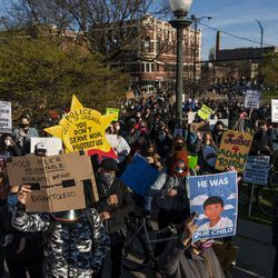 Aktywiści zbierają się na protest w pobliżu domu burmistrza Lori Lightfoot w dzielnicy Logan Square w Chicago w piątek, 16 kwietnia 2021 r., dzień po ukazaniu się nagrania wideo, na którym w zeszłym miesiącu chicagowski policjant śmiertelnie zastrzelił 13-latka.