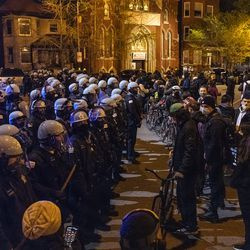 Chicagowska policja i protestujący szykują się do walki po wczesnym starciu w pobliżu Logan Square Park w Chicago, po pokojowym marszu przez dzielnicę Logan Square w odpowiedzi na strzelaninę policyjną w Chicago z Adamem Toledo pod koniec marca, piątek, 16 kwietnia 2021 r.