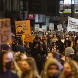 Aktywiści zbierają się i protestują w pobliżu domu burmistrza Lori Lightfoot w dzielnicy Logan Square w Chicago, dzień po ukazaniu się materiału z kamery ciała, na którym chicagowski policjant śmiertelnie zastrzelił Adama Toledo pod koniec marca, w piątek, 16 kwietnia 2021 r.