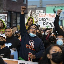 Enrique Enriquez, członek Rady Społeczności Małej Wioski, skanduje i prowadzi marsz ponad tysiąca osób w pobliżu domu burmistrza Lori Lightfoota na Logan Square, aby zaprotestować przeciwko śmiertelnej strzelaninie 13-letniego Adama Toledo przez policję w Chicago w piątek wieczorem , 16 kwietnia 2021 r.