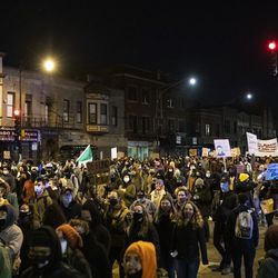 Ponad tysiąc ludzi maszeruje wzdłuż West Fullerton Avenue w pobliżu domu burmistrza Lori Lightfoota na Logan Square, aby zaprotestować przeciwko śmiertelnej strzelaninie 13-letniego Adama Toledo przez policję w Chicago w piątek wieczorem 16 kwietnia 2021 r.