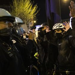 Policjanci i protestujący z Chicago rozstawiają się na Logan Square po tym, jak ponad tysiąc osób przemaszerowało po dzielnicy West Side, aby zaprotestować przeciwko śmiertelnej strzelaninie 13-letniego Adama Toledo w piątek wieczorem 16 kwietnia 2021 r.