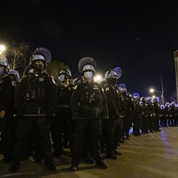 Policjanci i protestujący z Chicago rozstawiają się na Logan Square po tym, jak ponad tysiąc osób przemaszerowało po dzielnicy West Side, aby zaprotestować przeciwko śmiertelnej strzelaninie 13-letniego Adama Toledo w piątek wieczorem 16 kwietnia 2021 r.