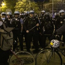 Policjanci i protestujący z Chicago rozstawiają się na Logan Square po tym, jak ponad tysiąc osób przemaszerowało po dzielnicy West Side, aby zaprotestować przeciwko śmiertelnej strzelaninie 13-letniego Adama Toledo w piątek wieczorem 16 kwietnia 2021 r.