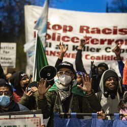 Ponad tysiąc osób maszeruje w pobliżu domu burmistrza Lori Lightfoota na Logan Square, aby zaprotestować przeciwko śmiertelnemu postrzeleniu 13-letniego Adama Toledo przez policję w Chicago w piątek wieczorem 16 kwietnia 2021 r.