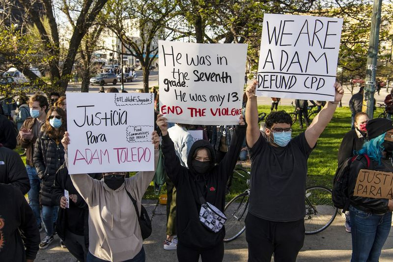 Setki ludzi zgromadziły się w piątek na Logan Square Park, aby zaprotestować przeciwko śmiertelnemu postrzeleniu 13-letniego Adama Toledo przez policję z Chicago.