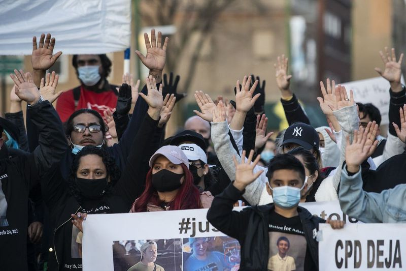 Ponad tysiąc osób maszeruje w pobliżu domu burmistrza Lori Lightfoota na Logan Square, aby zaprotestować przeciwko śmiertelnemu postrzeleniu 13-letniego Adama Toledo przez policję w Chicago w piątek wieczorem 16 kwietnia 2021 r.