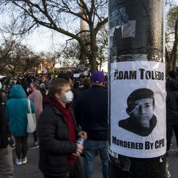 Aktywiści zbierają się i protestują w pobliżu domu burmistrza Lori Lightfoot w dzielnicy Logan Square w Chicago, dzień po ukazaniu się materiału z kamery ciała, na którym chicagowski policjant śmiertelnie zastrzelił Adama Toledo pod koniec marca, w piątek, 16 kwietnia 2021 r.