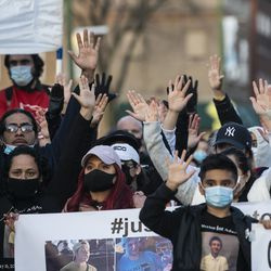 Ponad tysiąc osób maszeruje w pobliżu domu burmistrza Lori Lightfoota na Logan Square, aby zaprotestować przeciwko śmiertelnemu postrzeleniu 13-letniego Adama Toledo przez policję w Chicago w piątek wieczorem 16 kwietnia 2021 r.