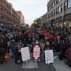 Aktywiści zbierają się na protest w pobliżu domu burmistrza Lori Lightfoot w dzielnicy Logan Square w Chicago w piątek, 16 kwietnia 2021 r., dzień po ukazaniu się nagrania wideo, na którym w zeszłym miesiącu chicagowski policjant śmiertelnie zastrzelił 13-latka.