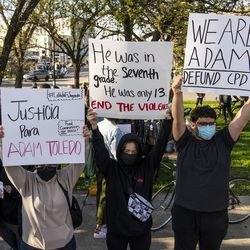 Aktywiści zbierają się i protestują w pobliżu domu burmistrza Lori Lightfoot w dzielnicy Logan Square w Chicago, dzień po ukazaniu się materiału z kamery ciała, na którym chicagowski policjant śmiertelnie zastrzelił Adama Toledo pod koniec marca, w piątek, 16 kwietnia 2021 r.