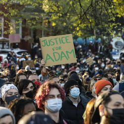 Ponad tysiąc osób gromadzi się przed Logan Square Monument, aby zaprotestować przeciwko śmiertelnemu zastrzeleniu 13-letniego Adama Toledo przez policję w Chicago w piątek wieczorem 16 kwietnia 2021 r.