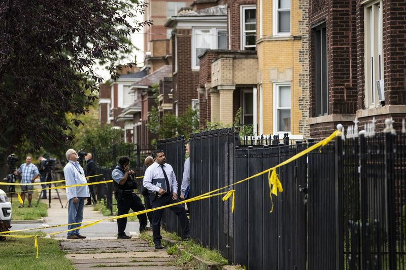 A polícia de Chicago investiga dentro de um apartamento no quarteirão 7700 da South Carpenter Street depois que um policial atirou e matou um homem enquanto respondia a uma chamada de um distúrbio doméstico no prédio Gresham no South Side, na manhã de segunda-feira, 4 de outubro de 2021.