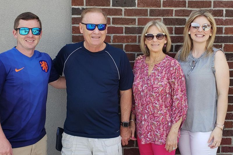 De gauche à droite, Marc Ayers, Terry Ayers, Candace Ayers et Amanda Ayers sur leur dernière photo de famille ensemble. Candace Ayers est décédée de COVID-19 plus tôt ce mois-ci après avoir cru avoir attrapé le virus lors d
