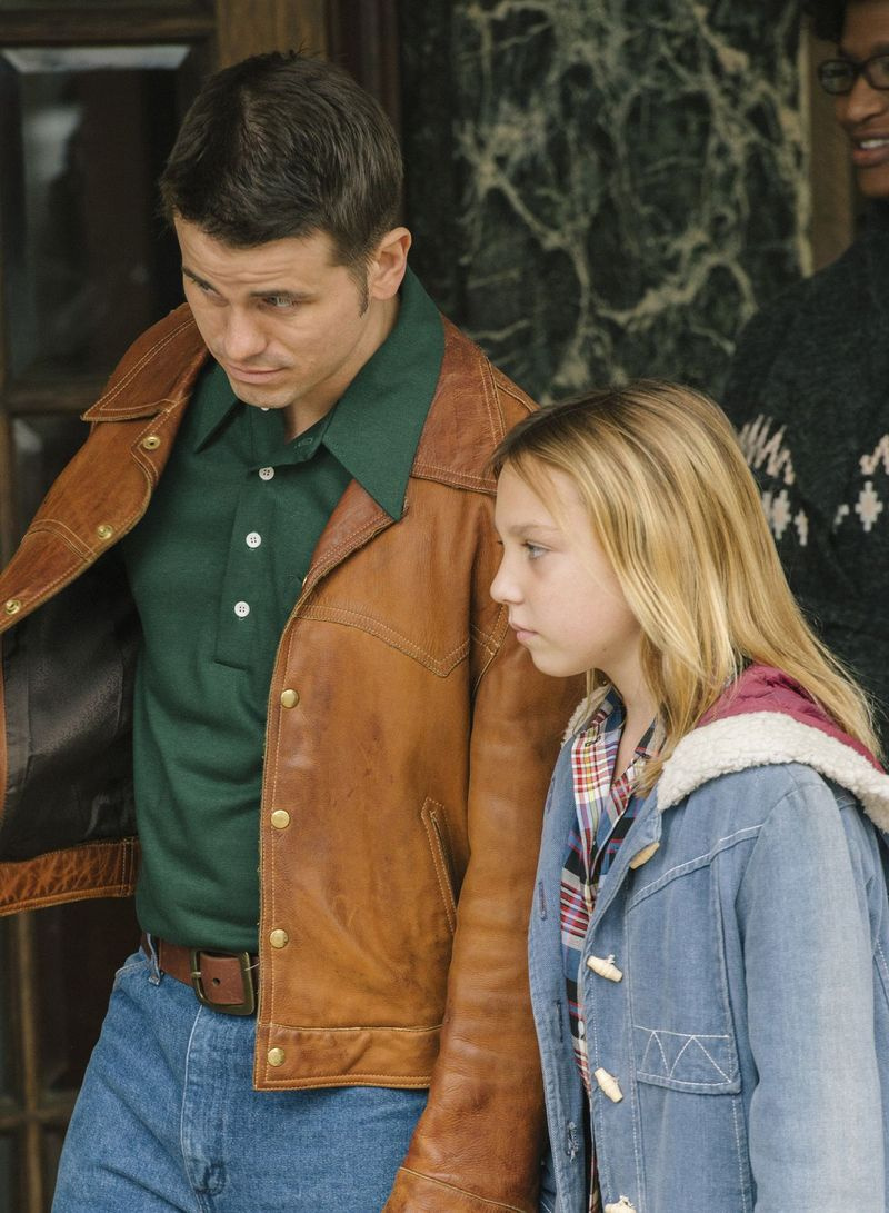 Rajatreener Bill (Jason Ritter) võidab 13-aastase Jenny (Isabelle Nelisse) usalduse filmis The Tale. | HBO