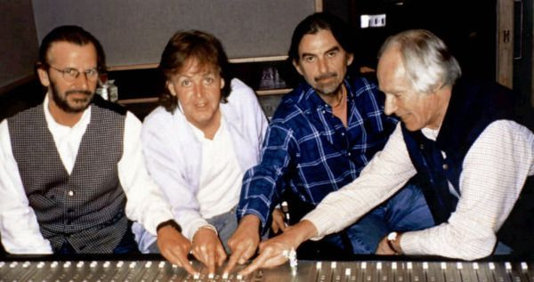 Beatles rămași, din stânga: Ringo Starr, Paul McCartney, George Harrison și producătorul George Martin sunt afișați într-o fotografie de fișier din 11 noiembrie 1995, în timpul înregistrării melodiei Free As A Bird, care a fost lansată la 25 de ani după Fab. Patru împărțit. | (