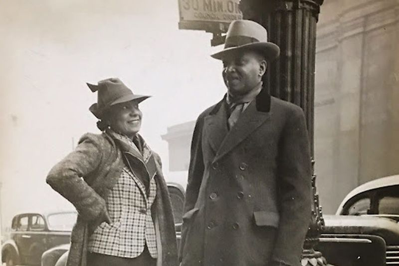 Die legendäre Schauspielerin / Socialitwe Etta Moten Barnett und Ehemann Claude Barnett, Gründer der Associated Negro Press, in einem Foto aus den 1940er Jahren, das zu den historischen Schätzen gehört, die bei ihrem Immobilienverkauf erhältlich sind, der von der Estate Sale Goddess abgewickelt wird.