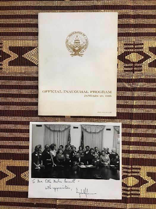 Ein offizielles Programm vom 20. Januar 1965, die Amtseinführung von Präsident Lyndon B. Johnson, und ein Foto von Etta Moten Barnett mit Präsident Johnson, das von Johnson unterzeichnet wurde, gehören zu den Artefakten, die beim Verkauf des Anwesens von Claude Barnett und Etta Moten Barnett erhältlich sind von Estate Sale Goddess.