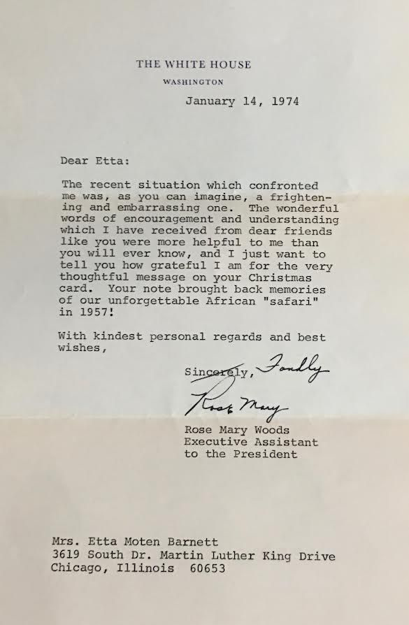 In diesem Brief vom 24. Juli 1974 schreibt Rose Mary Woods, Assistentin der Geschäftsführung von Präsident Richard Nixon, an ihre Freundin Etta Moten Barnett über Watergate. Der Oberste Gerichtshof hatte Nixon gerade angewiesen, die Tonbandaufnahmen freizugeben, zwei Monate nachdem das Weiße Haus dem Justizausschuss des Repräsentantenhauses nur bearbeitete Transkripte vorgelegt hatte. Woods musste die Lücke in den Bändern aussagen.