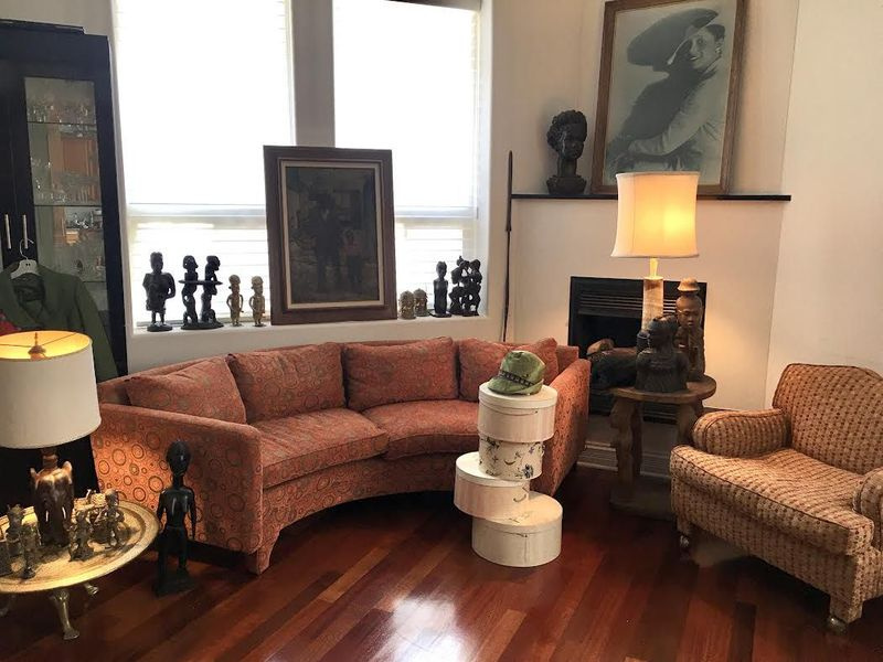 Alle Möbel und Kunstwerke im großen Zimmer der Familie, das von einer geschwungenen Dunbar-Couch verankert ist, sind im Nachlassverkauf von Claude Barnett und Etta Moten Barnett erhältlich, der von Estate Sale Goddess abgewickelt wird.