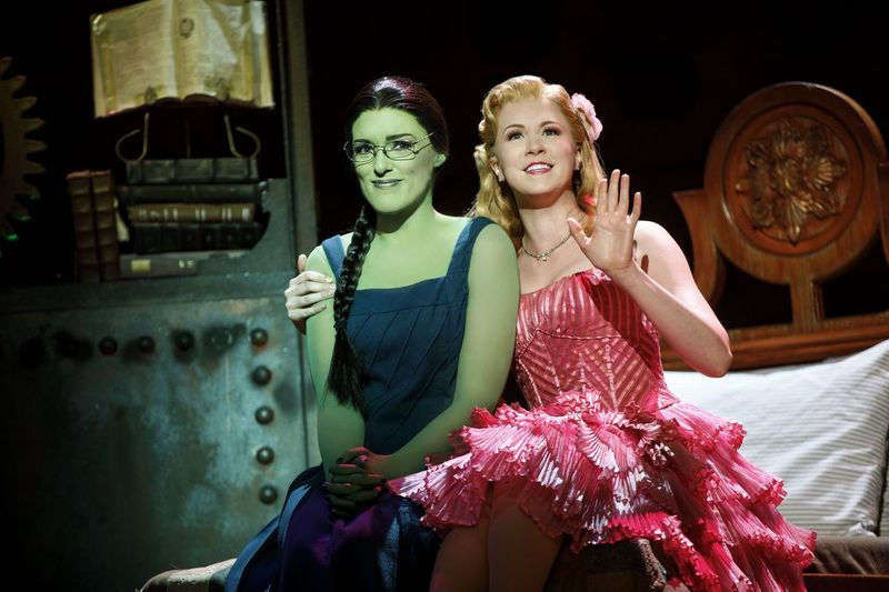 Mary Kate Morrissey (à gauche) est Elphaba et Ginna Claire Mason est Galinda/Glinda dans la compagnie nationale de tournée de Wicked. | Jeanne Marcus