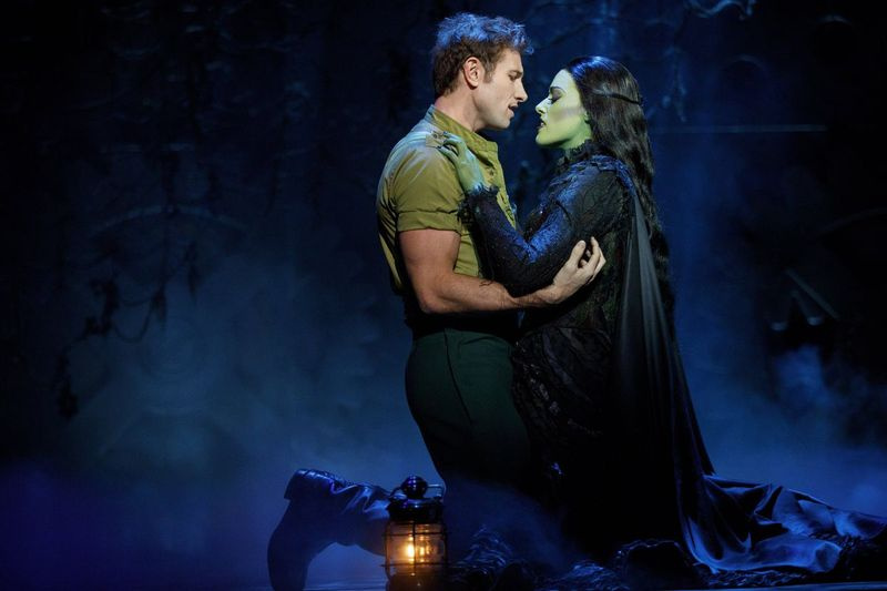 John Robert Hall joue Fiyero et Mary Kate Morrissey est Elphaba dans la tournée nationale de Wicked. (Photo/Jean Marcus)