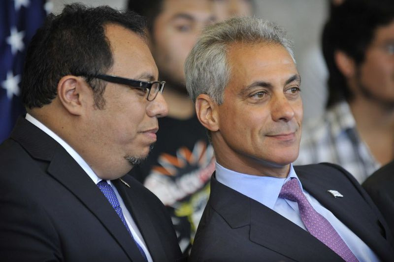 Juan Rangel med borgmester Rahm Emanuel i juli 2012. | Sun-Times filbillede