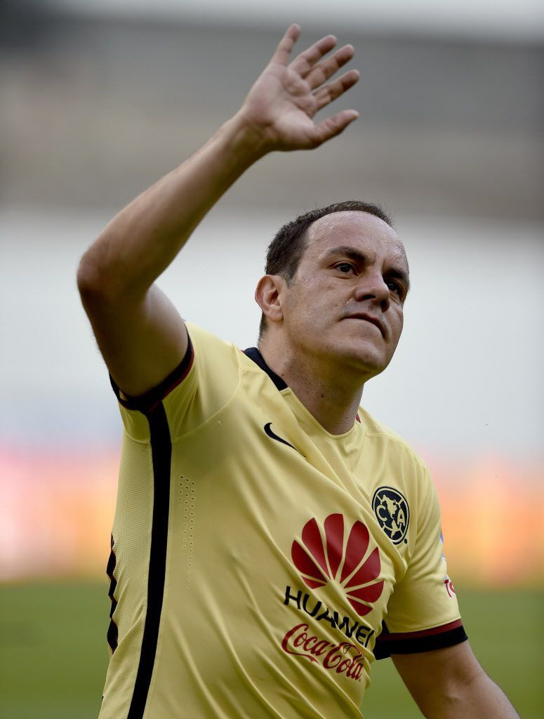 Cuauhtemoc Blanco vinker til fans på Azteca stadion i Mexico City den 5. marts. AFP / Getty Images