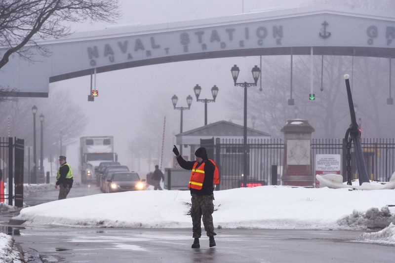 Naval Station Great Lakes, lângă North Chicago, a fost închisă vineri dimineață, după ce un șofer al unei mașini a trecut de un punct de control de securitate fără autorizație.