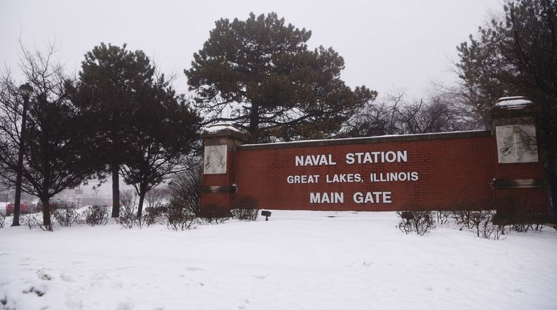 Naval Station Great Lakes, lângă North Chicago, a fost închisă vineri dimineață, după ce un șofer al unei mașini a trecut fără autorizație de un punct de control de securitate.