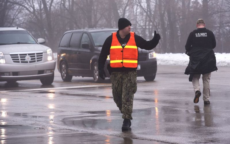 Ofițerii de securitate direcționează traficul în afara Naval Station Great Lakes, lângă North Chicago, în izolare vineri dimineață, după ce un șofer al unei mașini a trecut de un punct de control de securitate fără autorizație.