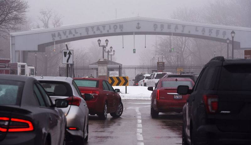 Mașinile sunt susținute în spatele porții principale a Naval Station Great Lakes, lângă North Chicago, în blocare vineri dimineață, după ce un șofer al unei mașini a trecut de un punct de control de securitate fără autorizație.