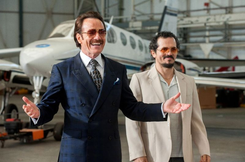 Bryan Cranston (po lewej) występuje w roli tajnego agenta celnego USA Roberta Mazura i Johna Leguizamo w roli swojego partnera Emira Abreu w The Infiltrator.| Szerokie zielone zdjęcia