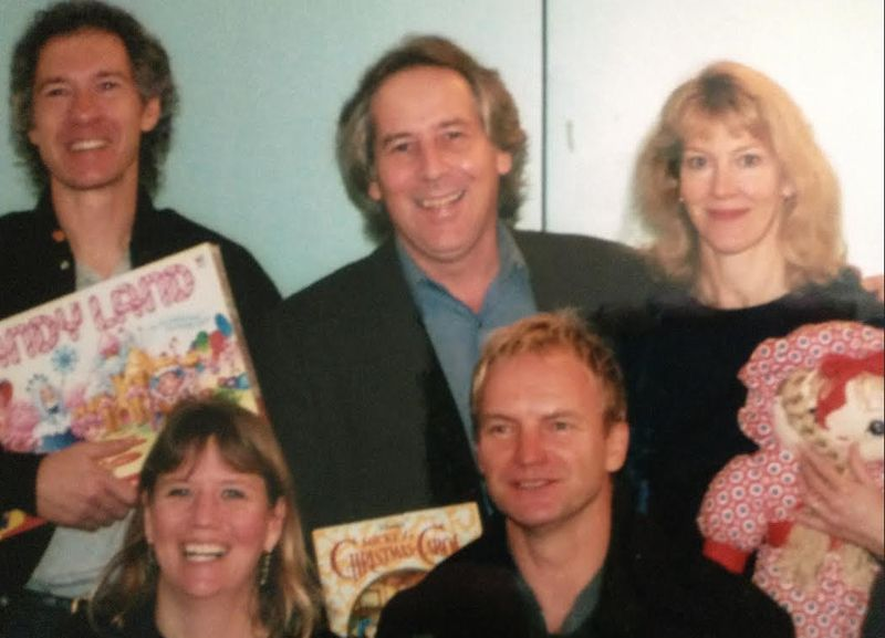 Seisavad: Frank E. Lee, Norm Winer, Leslie Witt. Istuvad: Patty Martin ja Sting. Foto pärineb sarjast 