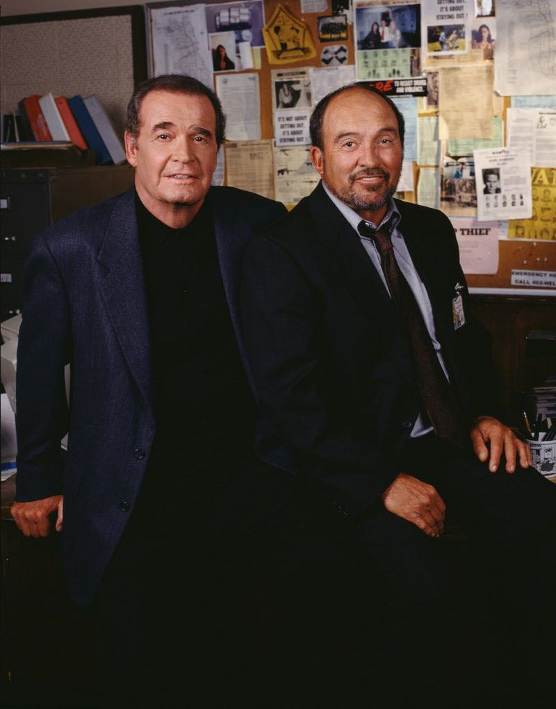 James Garner (vasakul) ja Joe Santos (paremal) CBS-i pressijuhendis 1997. aasta telefilmi The Rockford Files: Shootout at the Gold Pagoda jaoks.