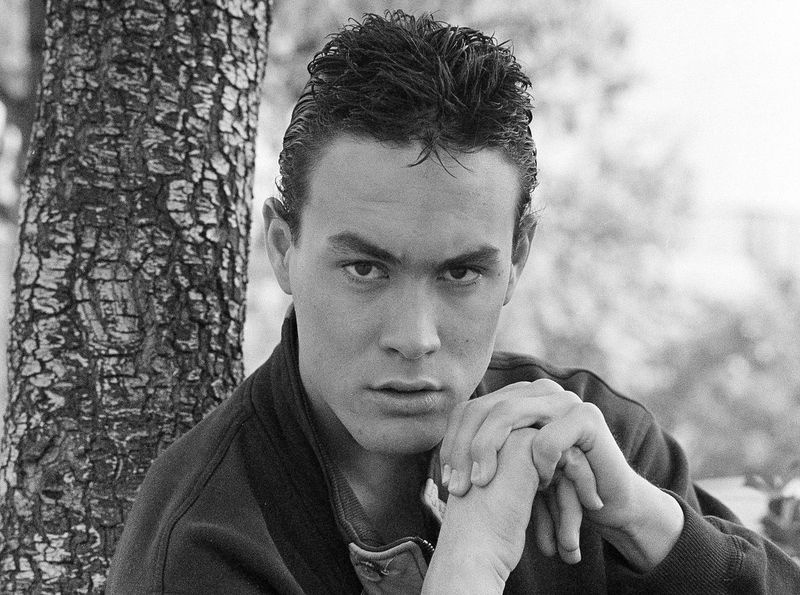 Skådespelaren Brandon Lee, son till den bortgångne kampsportsexperten och filmstjärnan Bruce Lee, visades 1986.