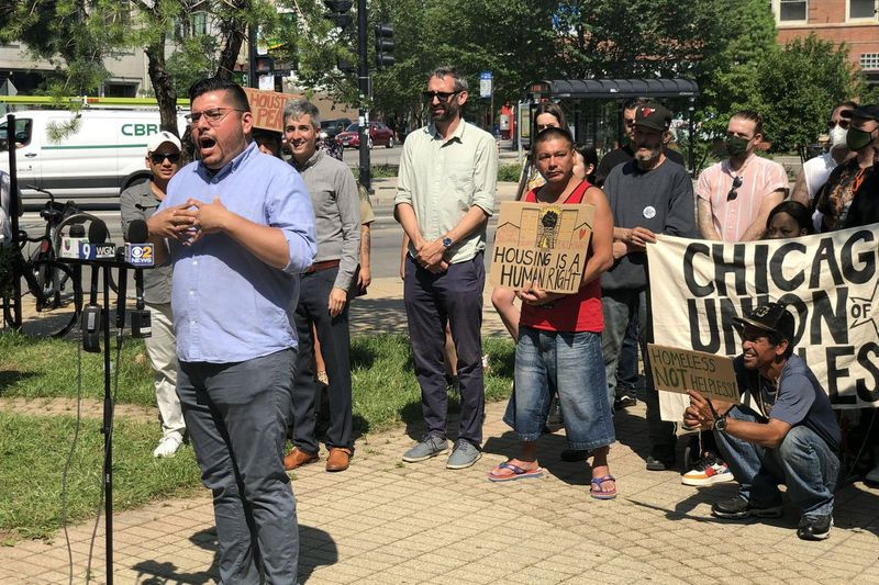 Ald. Carlos Ramirez-Rosa vystúpil na tlačovej konferencii v utorok 6. júla 2021 vo Fireman’s Park, aby požiadal starostku Lori Lightfootovú, aby zastavila plánované odstránenie tábora pre bezdomovcov z parku, ktoré je naplánované na piatok.