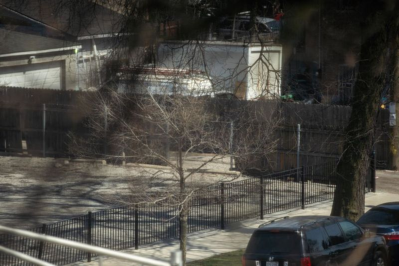 Ulička, kde policie zabila 13letého Adama Toleda, je vidět z okna bytu Margarity Gomezové v bloku 2400 na South Spaulding Avenue ve čtvrti Little Village.