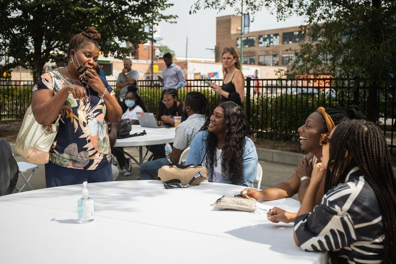 Yolanda Fields (iš kairės), „Breakthrough“ vykdomoji direktorė, antradienį, 2021 m. rugsėjo 7 d., kalba su Lawndale Christian Legal Center darbuotojais Diamond Texas, Carli Taylor ir Asha Grayson. Po spaudos konferencijos jie kalbėjosi, kad praneštų, kad teisinis centras per naują koaliciją „Justice Rising: Project 77“ suteiks advokatus trims pelno nesiekiančioms socialinių paslaugų agentūroms.