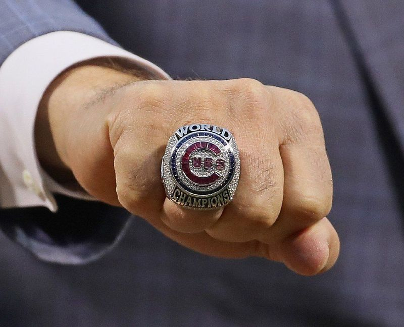 Il direttore generale Jed Hoyer dei Chicago Cubs mostra l