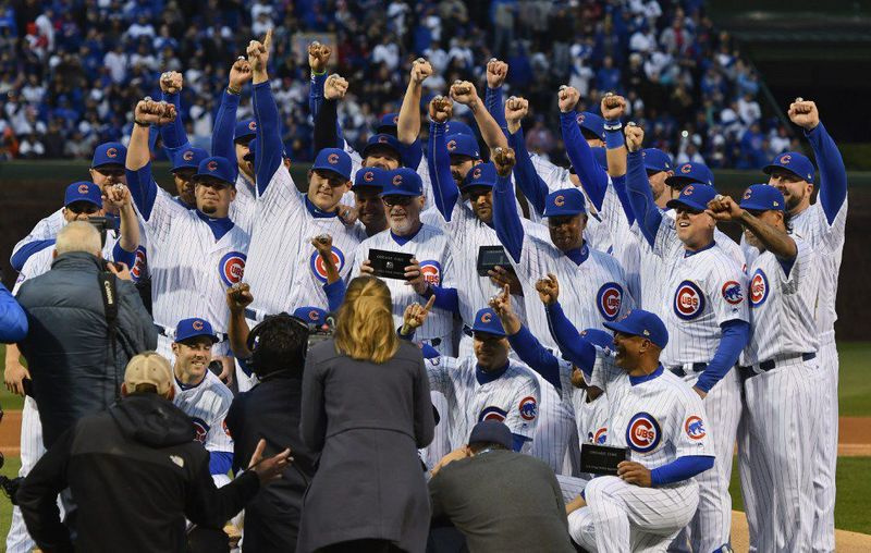 I membri della squadra dei Chicago Cubs festeggiano durante la cerimonia dell