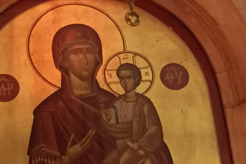 Nuo sekmadienio ryto šiaurės vakarų pusėje esančioje Šventosios Trejybės graikų ortodoksų bažnyčioje nuo Mergelės Marijos veido riedėjo ašaros.