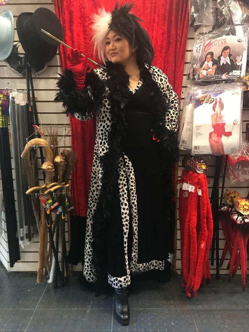 Ji Suk Yi kanaliserer sin indre Cruella de Vil i Chicago Costume Shop. | Kostume høflighed Chicago Costume Company/Sun-Times Photo
