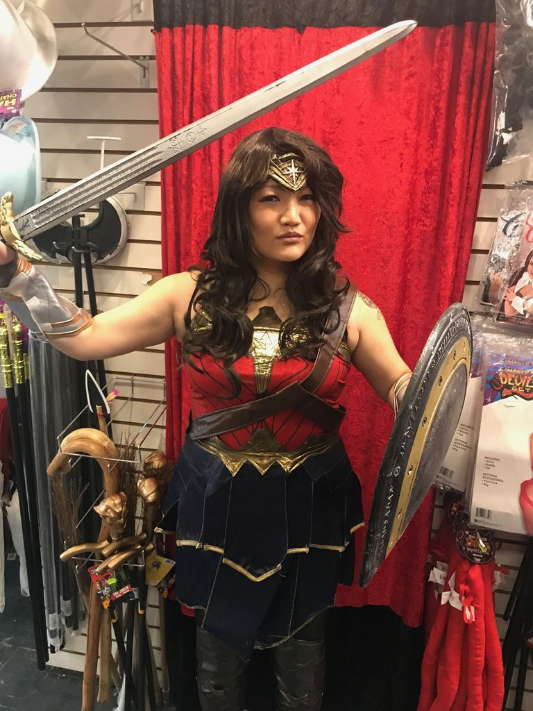 Ji Wonder Woman Suk Yi er ankommet! | Kostume høflighed Chicago Costume Shop/Sun-Times Photo