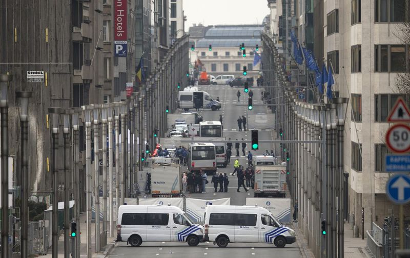 Serviciile de urgență și poliția lucrează în jurul unei stații de metrou după o explozie de marți la Bruxelles. | Virginia Mayo/Associated Press