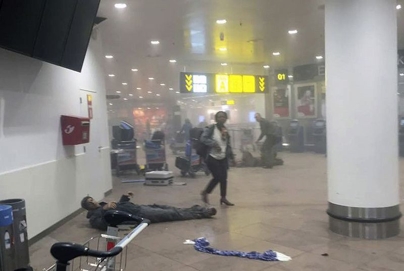 În această fotografie furnizată de radiodifuzorul public georgian și fotografiată de Ketevan Kardava, un bărbat este rănit pe aeroportul din Bruxelles, Belgia, după explozii de marți. Toate zborurile au fost anulate, avioanele care soseau erau deviate și cele ale Belgiei
