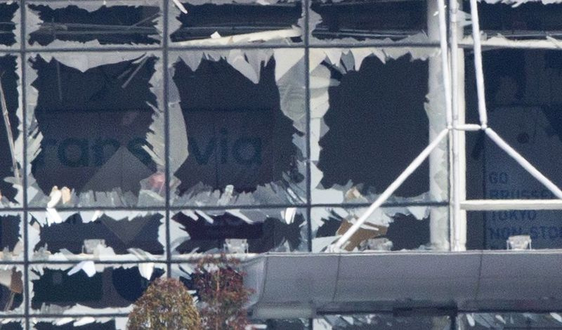 Fațada aruncată în aer a terminalului este văzută pe aeroportul Zaventem, unul dintre locurile a două atacuri mortale la Bruxelles, Belgia, marți. | Peter Dejong/Associated Press