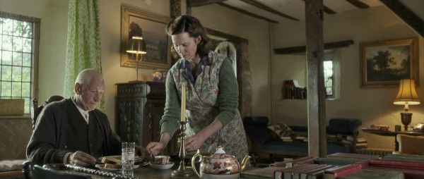 Ian McKellen estrela como Sherlock Holmes e Laura Linney como sua governanta, Sra. Munro, em Mr. Holmes. | ATRAÇÕES DE ESTRADA