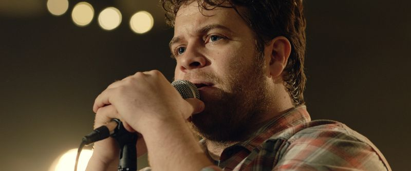 Bart Millard (John Michael Finley) se apresenta com sua banda MercyMe em I Can Only Imagine. | LIONSGATE